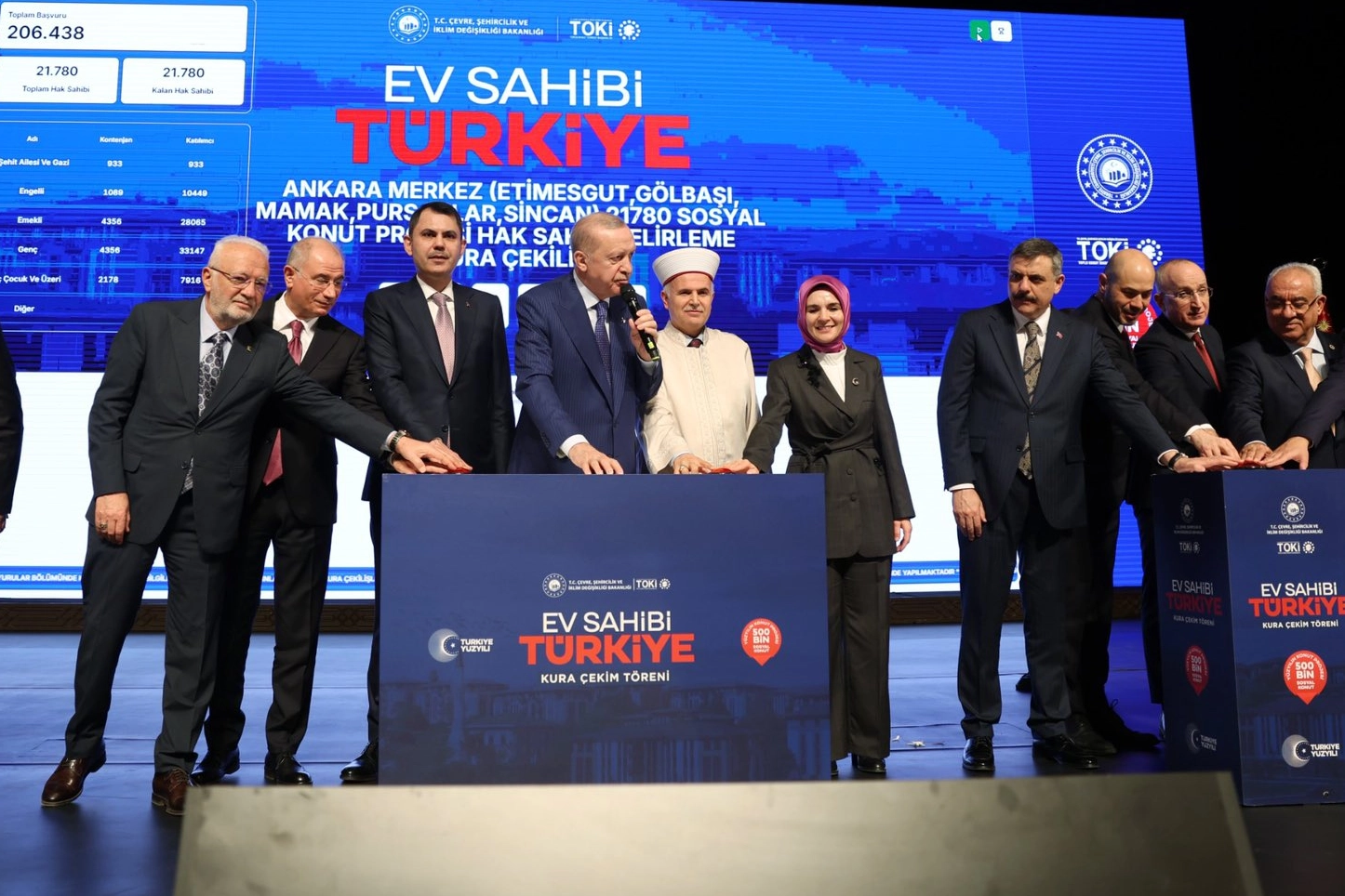 Ev sahibi T&uuml;rkiye'de kura &ccedil;ekimlerine devam