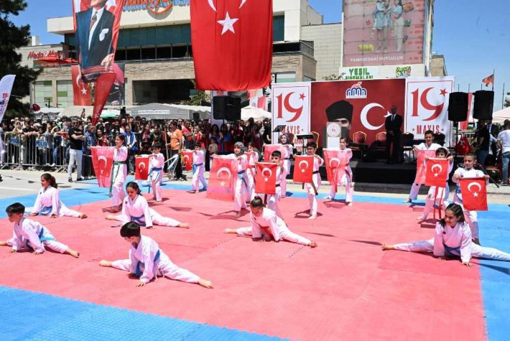 19 Mayıs Atatürk'ü Anma, Gençlik ve Spor Bayramı Malatya'da etkinliklerle kutlandı