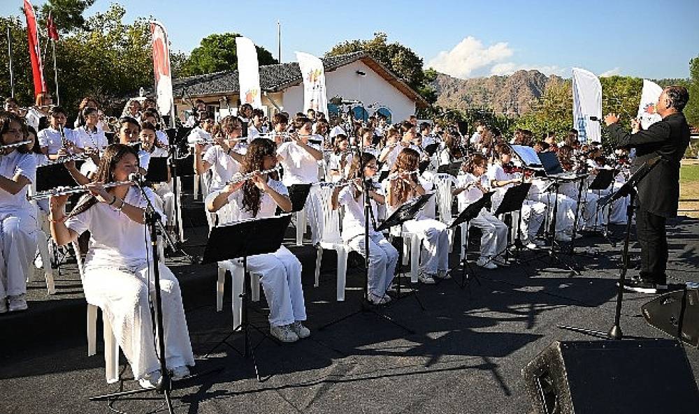 Kemer Belediyesi Cumhuriyet Orkestrası'ndan &Ccedil;ıralı'da konser