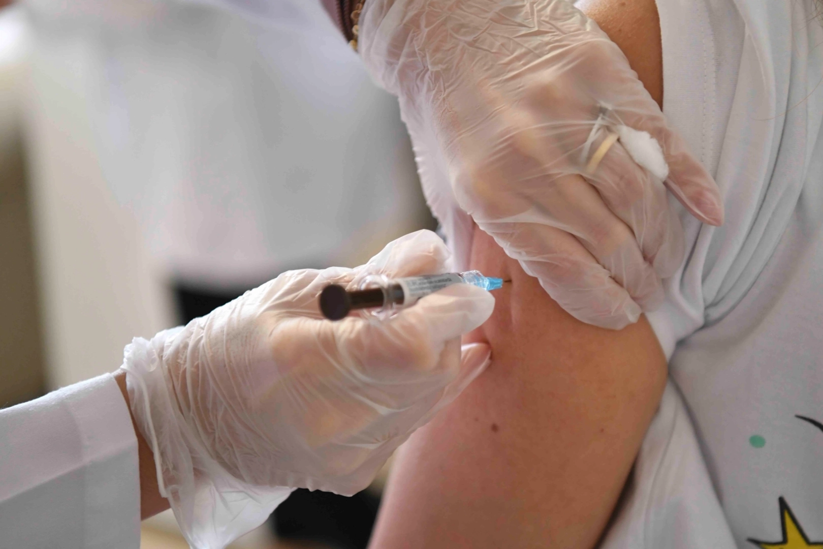 Ankara'da &ouml;rnek HPV aşı uygulaması devam ediyor