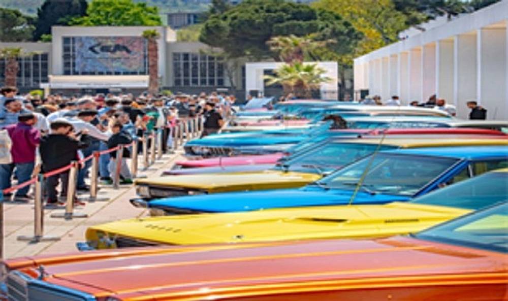 Klasik Otomobil Sergisi ziyaret&ccedil;ilerini zaman yolculuğuna &ccedil;ıkardı 